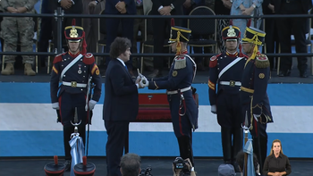 Milei encabezó la entrega del sable corvo de San Martín a los Granaderos: Conquistar la libertad debe guiarnos siempre