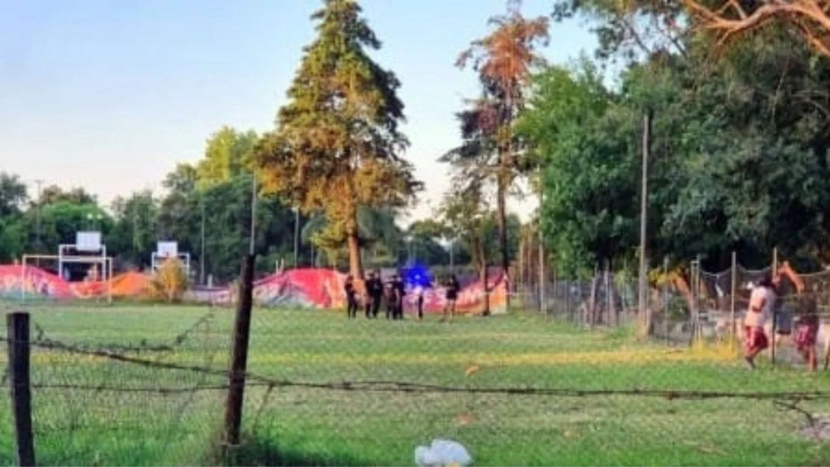 El cuerpo de Yahir Thiago Gonz&aacute;lez fue hallado junto al alambrado que delimita la cancha de f&uacute;tbol del Club Infantil Libertad.&nbsp;