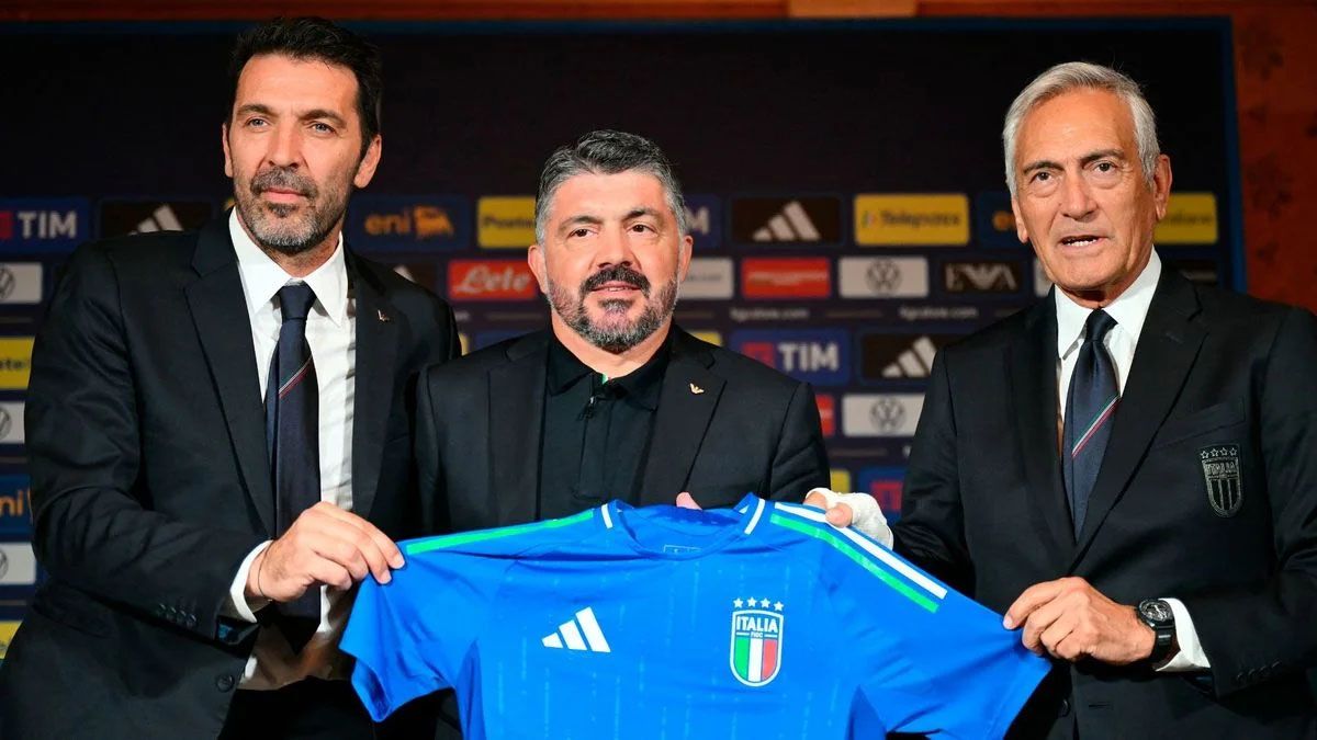 Gianluigi Buffon y Gabriele Gravina salieron de sus cargos en la Federación Italiana de fútbol (Foto AFP)