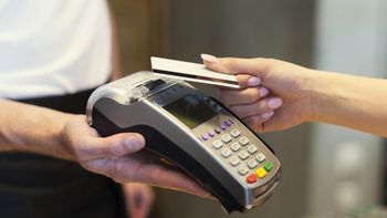 Gran noticia para jubilados y AUH: Aumentan el reintegro por compras con débito