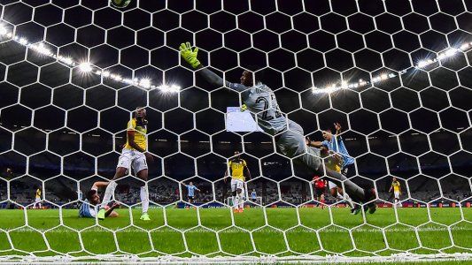 ¡Para el otro lado! Un blooper de Arturo Mina, ex River, le dio a Uruguay el cuarto gol ante Ecuador