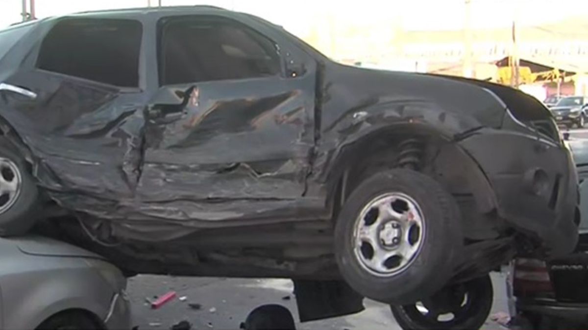 Caos en Quilmes: cruzó en rojo, chocó a siete autos y dejó varios heridos. (Foto: captura A24)