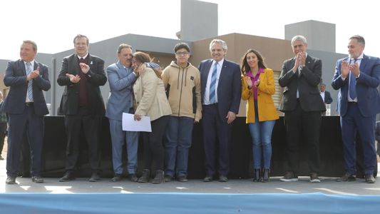 Alberto Fernández, Jorge Ferraresi y Ricardo Quintela encabezaron una entrega de viviendas en Chilecito