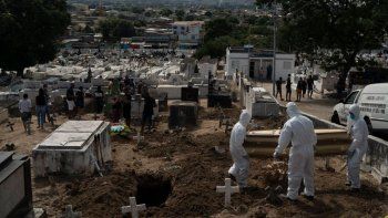 Funerales, plegarias y postales de la nueva vida cotidiana: así cambió el coronavirus la rutina diaria en cada rincón del planeta
