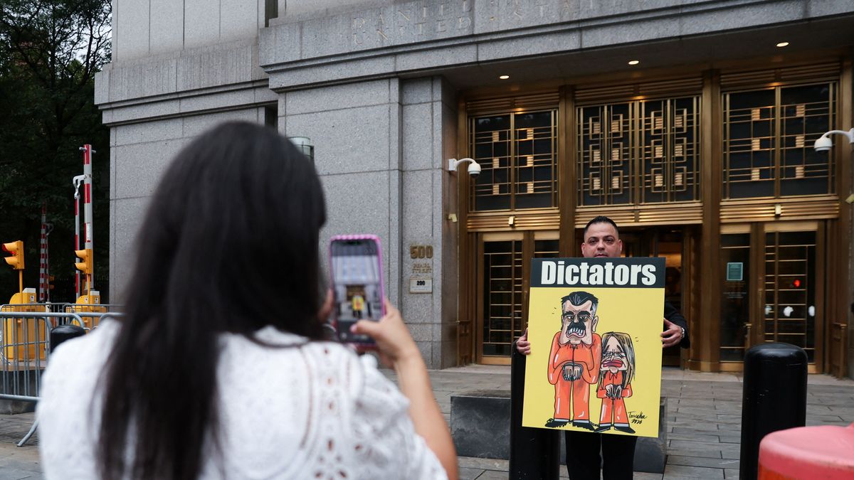 Manifestantes se congregaron frente al tribunal neoyorkino. (Foto: Reuters)