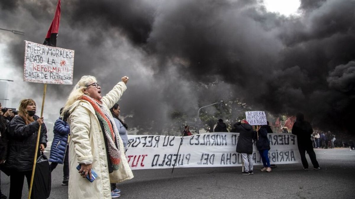Los manifestantes intentaron ingresar a la Legislatura. (Foto: NA)