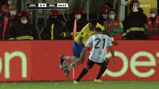 La jugada de la noche: Vinicius tiró una bicicleta espectacular y le pidió perdón a Molina