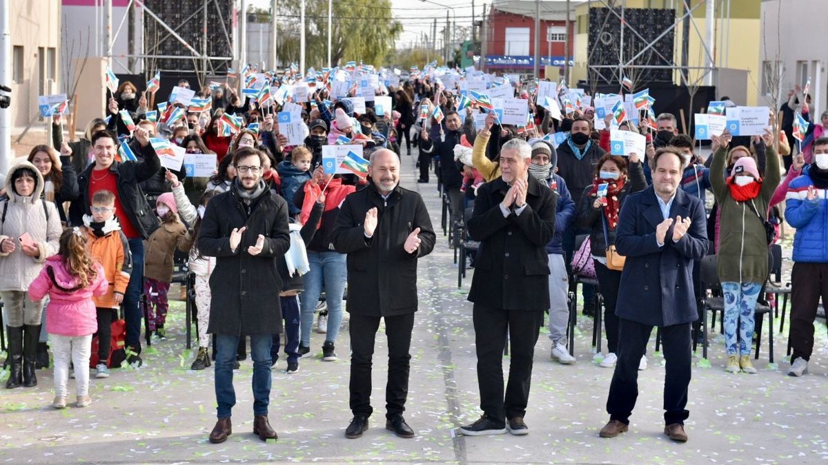 Fernández, Ferraresi y Secco entregaron 224 viviendas en Ensenada.