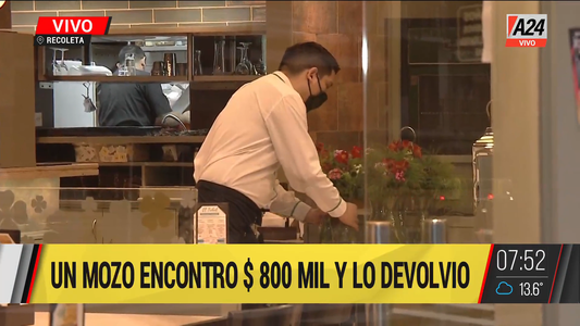 Recoleta: un mozo encontró $800 mil en el bar y lo devolvió