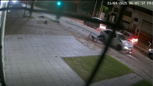 Impactante choque de una moto: venían por la mano contraria, un auto dobló y salieron volando