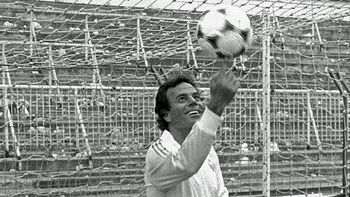 Julio Iglesias, de profesión cantante, abogado y exarquero del Real Madrid