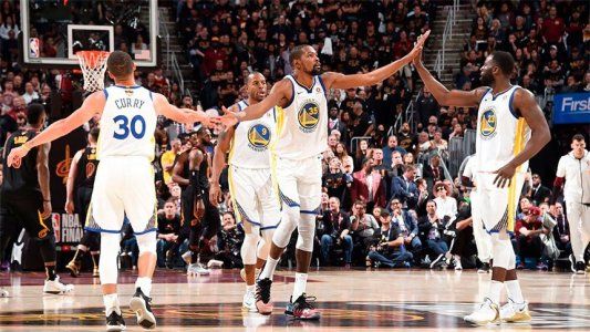 Golden State ganó y puso contra las cuerdas a los Cavaliers