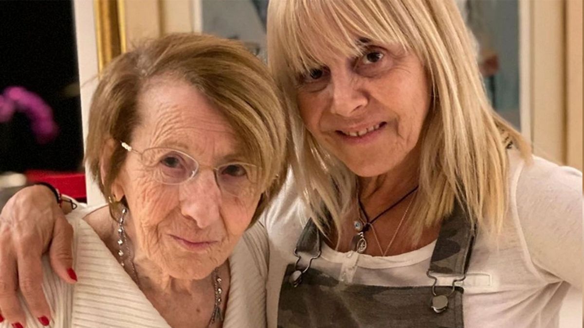 Claudia Villafa&ntilde;e y su mam&aacute;, Pochi.