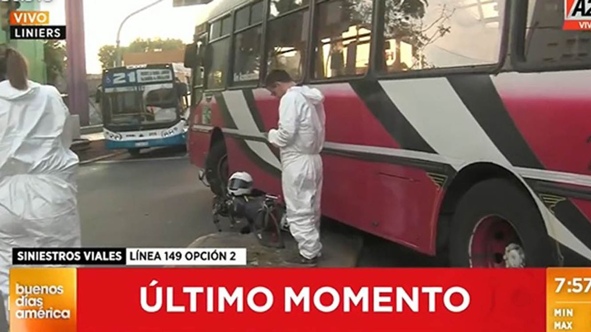 Así quedó la moto incrustrada debajo del colectivo. (Foto: captura de video)