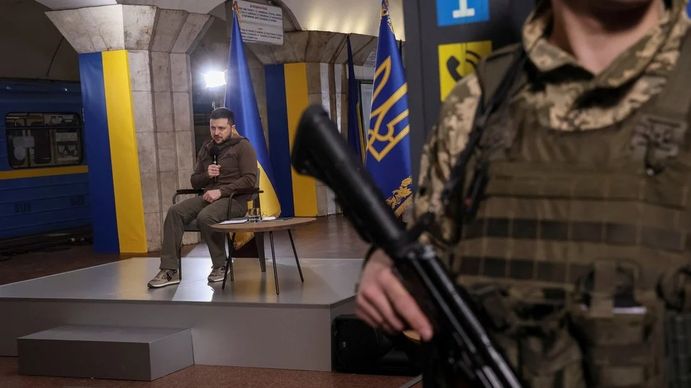 Guerra en Ucrania: Zelenski pidió reunirse con Putin, mientras Rusia persigue a un famoso escritor antiejército