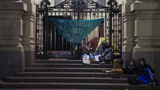 Una veintena de colegios porteños permanecen tomados o en asamblea en favor del aborto