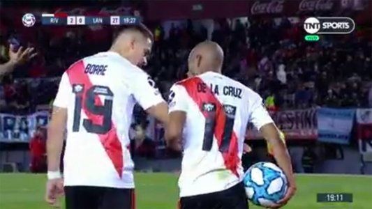 De la Cruz canchereó, la picó en el penal y Rossi se lo atajó sentado