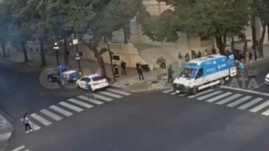 Impactante video a la salida de un boliche: atacaron a una joven con una tijera en plena calle