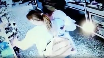 Inseguridad en La Plata. Los delincuentes amenzaron a los clientes con armas de fuego (Foto: captura de video). Inseguridad en La Plata. Los delincuentes amenzaron a los clientes con armas de fuego (Foto: captura de video).