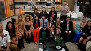 Miradas cómplices y un beso romántico entre dos participantes de Gran Hermano: ¿hay amor?