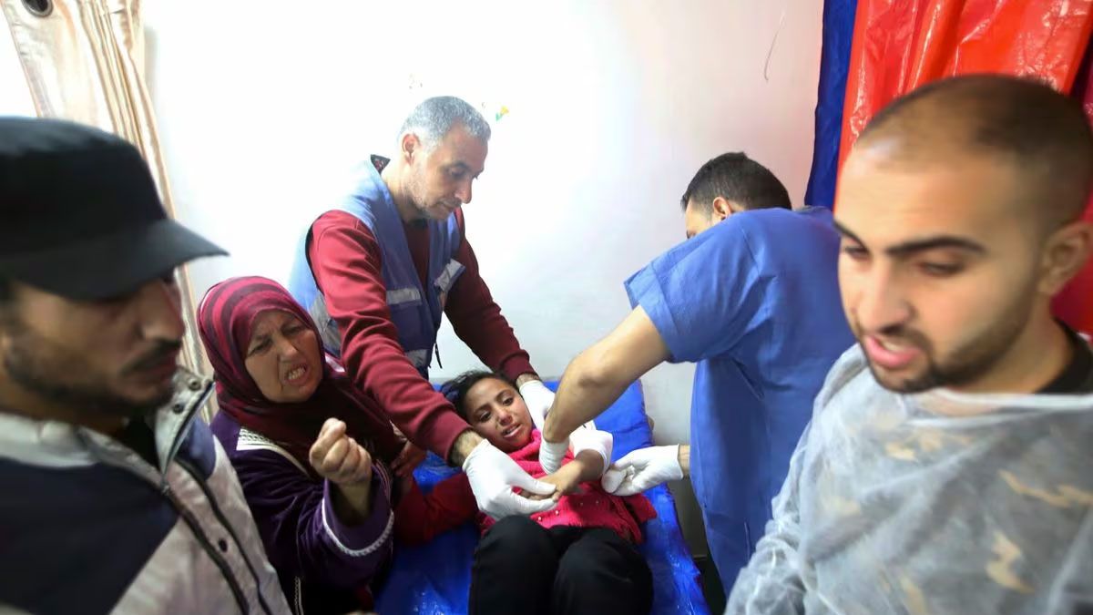 Un grupo de m&eacute;dicos trata a los heridos en el campo de refugiados en Jan Yunis (Foto: gentileza El Pa&iacute;s).