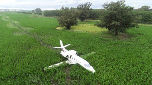 Avión aterrizó en emergencia en un campo de Otamendi con los pasajeros ilesos