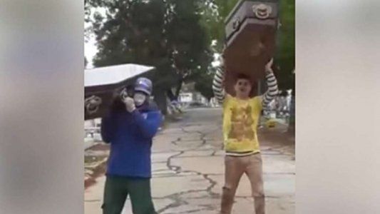 Empleados del Cementerio de Lomas bailaron con ataúdes, se quedaron sin trabajo