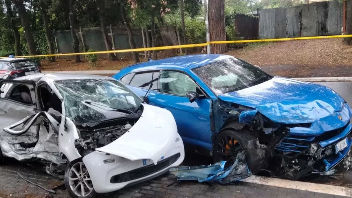 Así quedaron el Lamborghini que manejaban los youtubers y el smart car donde viajaba el niño que perdió la vida (Foto: Gentileza Corriere della Sera)