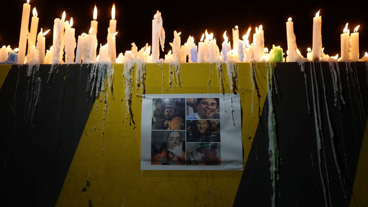 El altar en el que los chilenos le brindan homenaje al grupo de mineros. (Foto: Reuters).