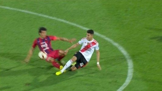 Patada, VAR y... amarilla: Haedo se salvó de la expulsión por este planchazo contra Palacios