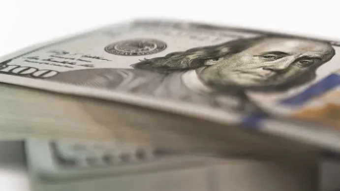 La compra de dólares cayó en mayo y registró su nivel más bajo en lo que va del año