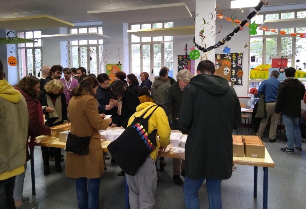 España: sorpresa por el ascenso de la ultraderecha y baja participación en una elección en la que no existen los cuartos oscuros
