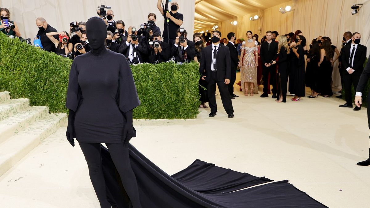 La empresaria eligió un estilismo de Balenciaga que cubre por completo su rostro y cuerpo.