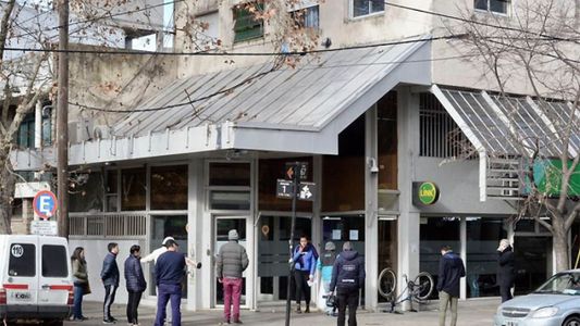 Golpe comando de película en La Plata: cuatro ladrones disfrazados de policías causaron pánico en un banco
