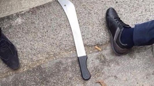 Sorprendió a un ladrón en su garaje y se defendió a machetazos: las brutales lesiones del ladrón