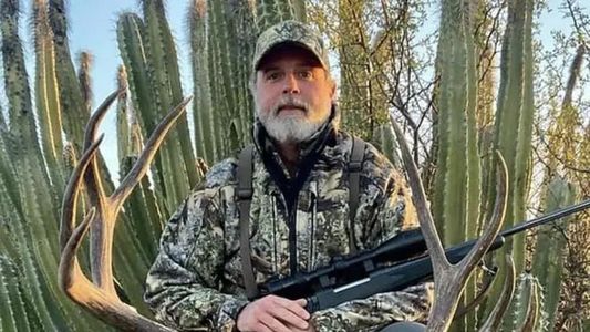 Un empresario millonario fue a cazar y murió embestido por un búfalo salvaje durante un safari