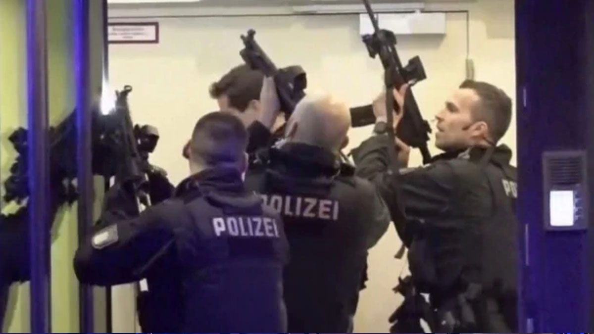Los grupos especiales de la policía alemana, al momento de intentar atrapar al asesino (Foto: Gentileza The Sun)