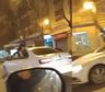 Un joven viajó más de 30 cuadras en el techo de un auto en una transitada avenida de Mar del Plata