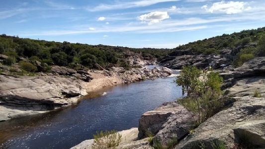 Aberrante tragedia en Mina Clavero: un turista quiso cruzar un río, se golpeó y sufrió un desenlace fatal