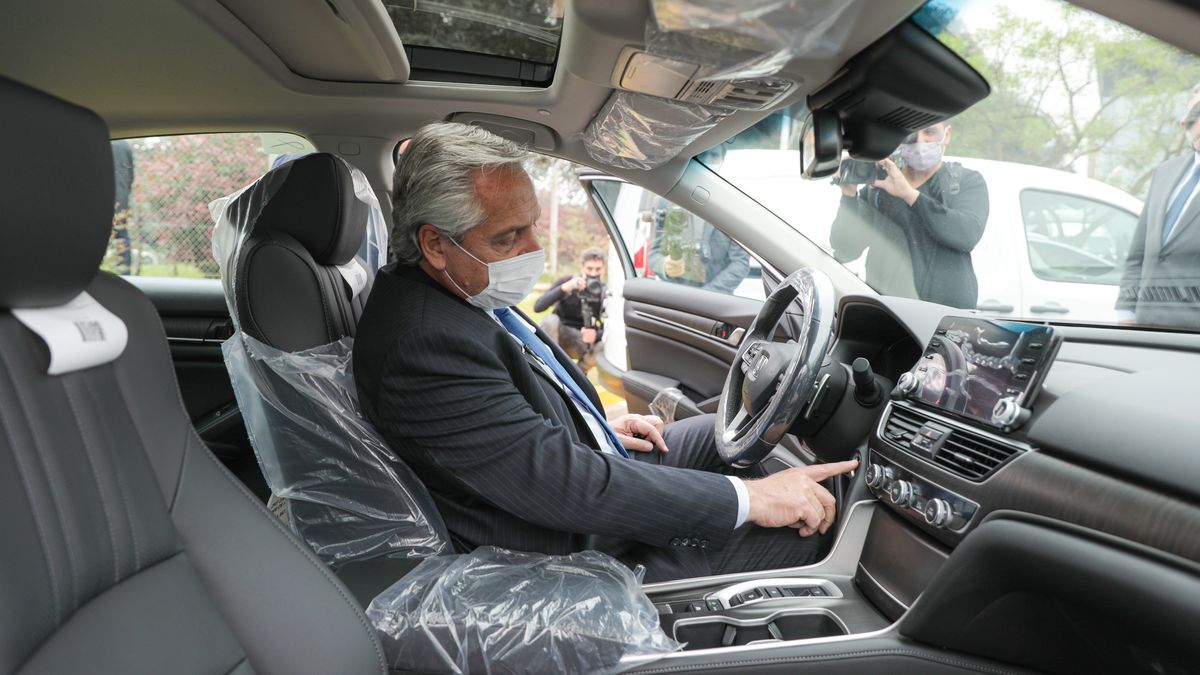 Alberto Fernández fue a la planta de Toyota y se sacó una foto a bordo de un Honda.&nbsp;