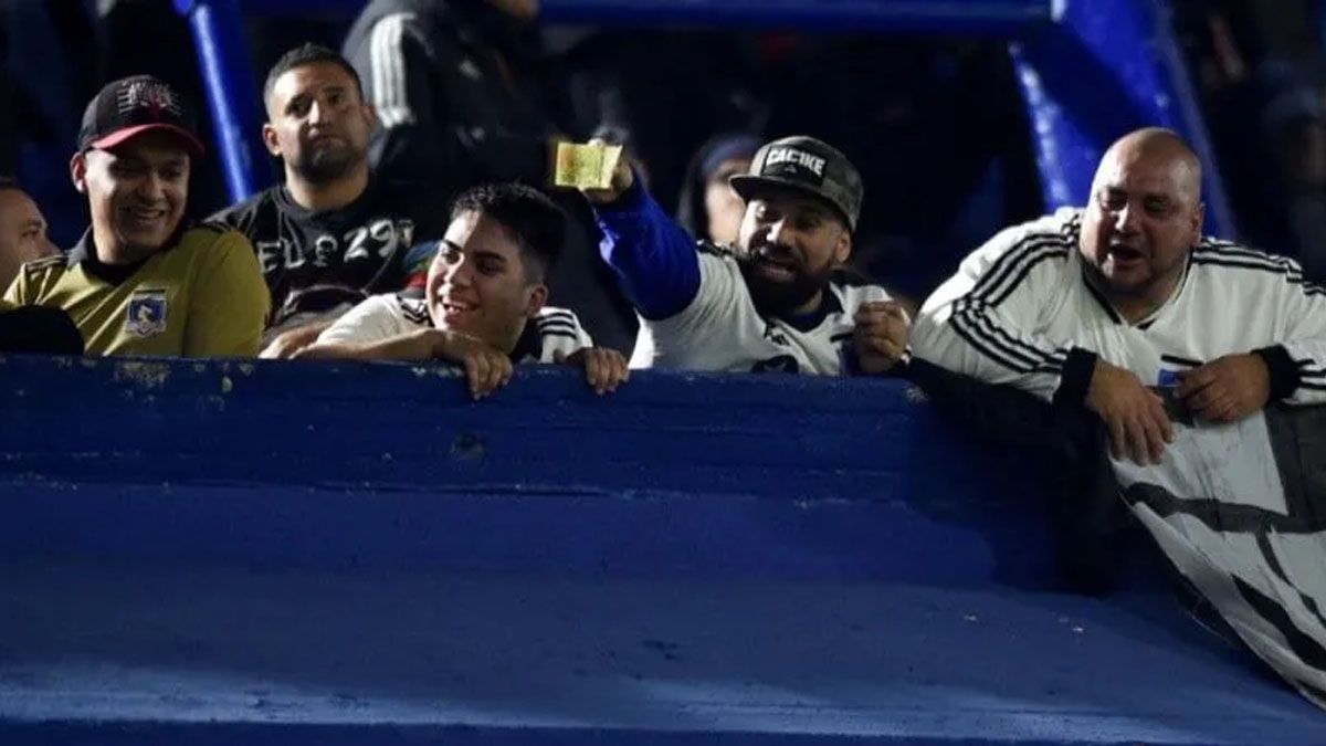 Extranjeros queman billetes en las canchas argentinas.