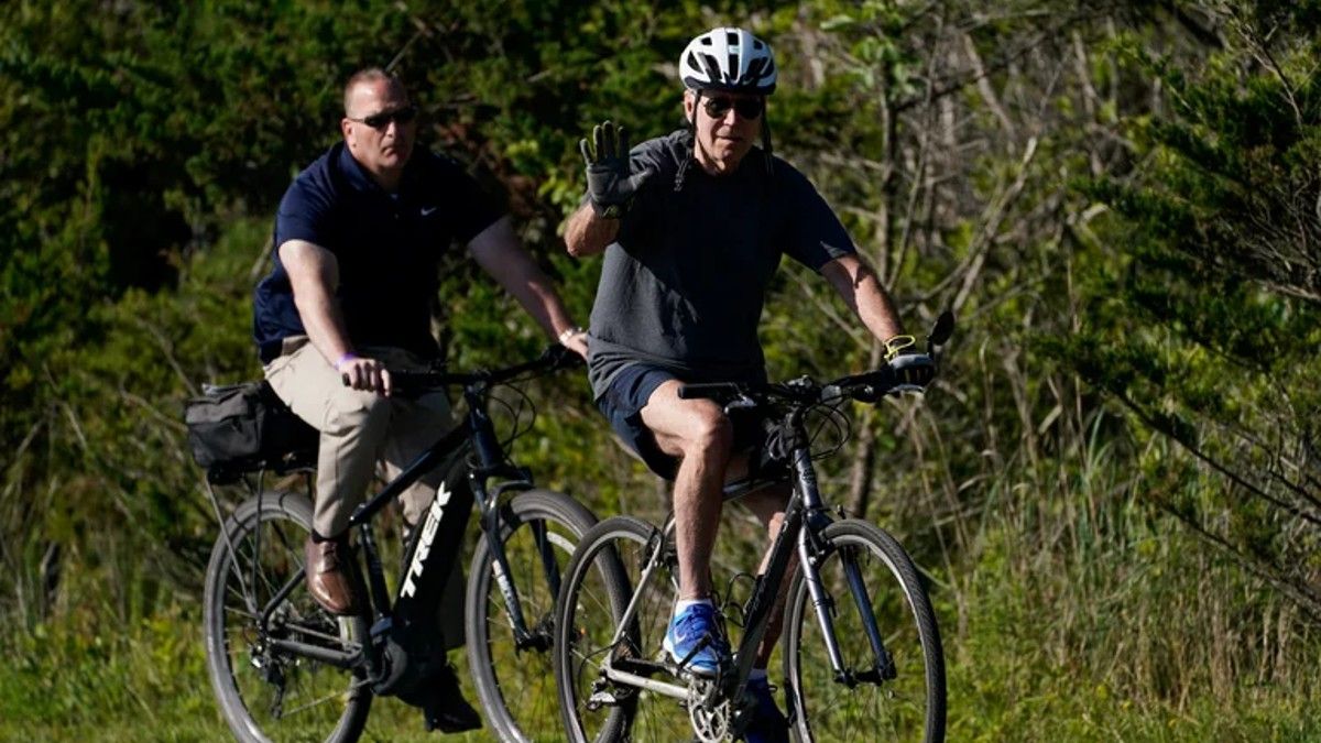 Un gran susto para Joe Biden: perdi&oacute; el equilibrio cuando intent&oacute; frenar con su bicicleta mientras disfrutaba un paseo.&nbsp;