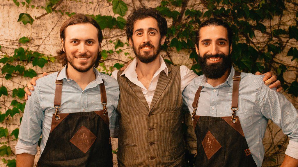 Federico y Matías crearon kits para hacer tragos de autor sin salir de casa