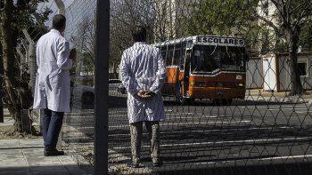 Sigue tomada por los jueces la calle de Comodoro Py que aísla a una escuela en Retiro