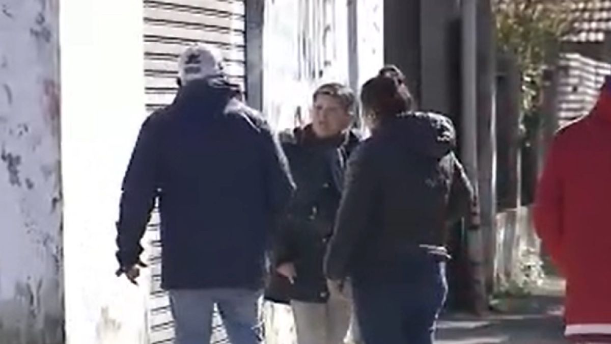 Los familiares del delincuente protagonizaron una discusión de alta tensión. Foto: captura de video.&nbsp;