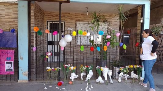 Mató a su pareja de 11 puñaladas, lo declararon inimputable y lo encontraron de vacaciones