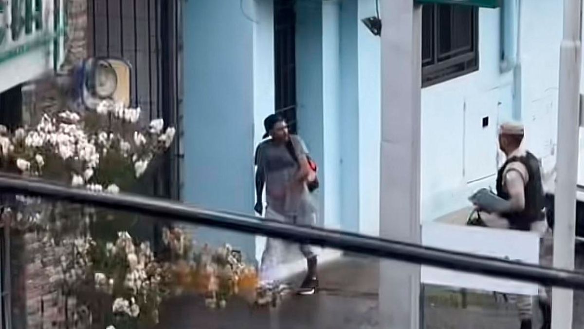 Video viral de un ladrón robando en frente de gendarmes que no se dieron cuenta