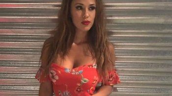 distanciada del polaco, barby silenzi se puso un traje de bano super cavado y se dio vuelta distanciada del polaco, barby silenzi se puso un traje de bano super cavado y se dio vuelta