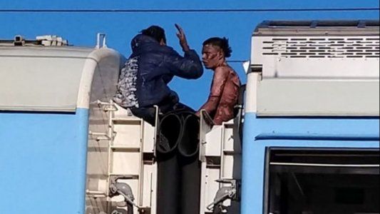 Murió el joven que sufrió una descarga eléctrica cuando viajaba en el techo del tren Roca
