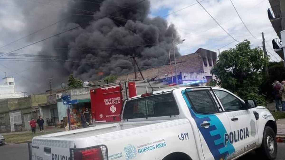 Una fábrica de plástico y cartón se incendia en La Tablada: trabajan varias dotaciones de bomberos para combatir las llamas. 